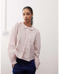 Monki - Blusa A Maniche Lunghe Polvere Chiaro Con Colletto E Dettagli Con Volant - Lyst