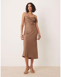 Pretty Lavish - – asymmetrisches midaxi-kleid aus satin - Lyst