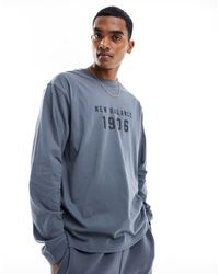 New Balance - Iconic - t-shirt a maniche lunghe grigia con grafica stile college - Lyst