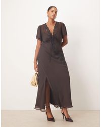 ASOS - Asos design curve - robe mi-longue avec détail en dentelle et liens noués sur l'avant - marron - Lyst