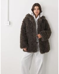 Weekday - – oversize-mantel aus kunstpelz - Lyst