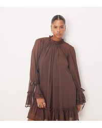 ASOS - Vestido Corto Marrón Amplio Con Volante Escalonado En Los Bordes Y Lazos De Terciopelo De Asos Design Curve - Lyst