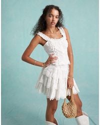 Miss Selfridge - Minifalda blanco escalonada con diseño bordado - Lyst