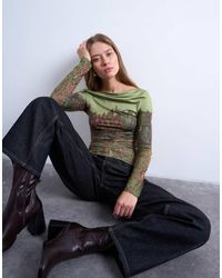 TOPSHOP - Top Verde Con Estampado Posicional Abstracto Y Cuello Barco De Microfibra De - Lyst