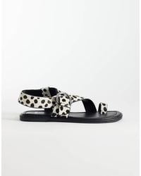 schuh - Tanvi Toe Loop Sandal With Ankle Strap And Buckle Detail - Lyst