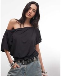 ASOS - Asymmetrische Top Van Gladde Stof Met Blote Schouder, Korte Mouwen En Getailleerd Detail - Lyst