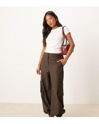 ASOS - Pantalones De Sastre Marrón De Pernera Recta Con Bajos Ajustados Y Detalle De Bolsillos Utilitarios De Petite - Lyst
