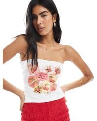 Miss Selfridge - Top Con Escote Palabra De Honor Y Estampado De Postales Veraniegas De - Lyst