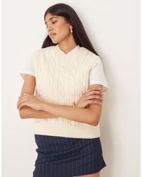 ASOS - Maglione Senza Maniche Lavorato A Trecce Écru Con Scollo A V Alto - Lyst