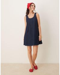 ASOS - Denim Mini Jurk Met Geschulpte Rand En Blauwe Wassing - Lyst