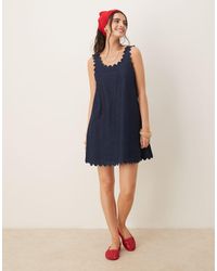 ASOS - Denim Mini Jurk Met Geschulpte Rand En Blauwe Wassing - Lyst