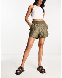 AllSaints - Queti - short matelassé - kaki - Lyst