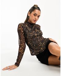 AllSaints - Top de manga larga con cuello alto y estampado de leopardo de malla tia antia de -brown - Lyst