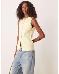 ASOS - Chaleco De Traje Amarillo Pastel Estructurado Con Cuello Redondo Y Botones Dorados De Punto De - Lyst