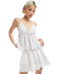 Miss Selfridge - – camisole-top mit zierschleife, schößchensaum und blümchenmuster - Lyst