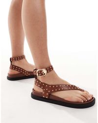 London Rebel - Sandalias Color Tostado Planas Con Tira De Dedo Y Tachuelas De -Marrón - Lyst