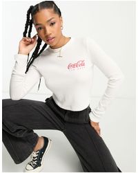 ASOS - T-shirt rétréci gaufré à manches longues avec motif coca-cola sous licence - crème - Lyst