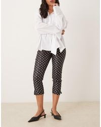 ASOS - Pantalones Capri Negros Con Estampado De Lunares Blancos Y Abertura En El Bajo De Bengalina De - Lyst