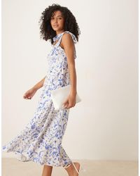 Y.A.S - Vestido Midi Blanco Con Estampado Floral Azul Y Hombros Anudados De - Lyst