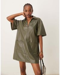 ASOS - Vestido Camisero Corto Verde Con Cuello De Solapas Y Pespuntes En Contraste De Poliuretano Efecto Cuero De - Lyst