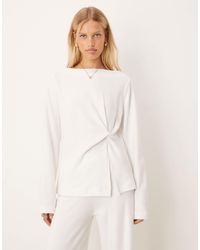 ASOS - Top ultra-doux à épaules dénudées et manches longues avec détail noué - neige - Lyst