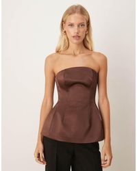 ASOS - Top Marrón Estructurado Con Escote Palabra De Honor Y Sobrefalda En El Bajo De Satén Premium De - Lyst