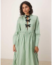 Ghospell - Gestreepte Midi Jurk Met Strikdetail - Lyst