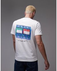 Tommy Hilfiger - T-Shirt Bianca Con Stampa Di Bandiera Effetto Sfumato Sul Retro - Lyst