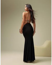 ASOS - Vestido Largo Con Cuello Alto, Falda De Godets Y Detalle Dorado Extragrande En La Espalda De - Lyst