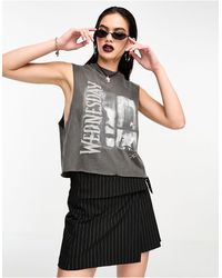 ASOS - Wednesday addams - top senza maniche oversize grigio antracite slavato con stampa su licenza - Lyst