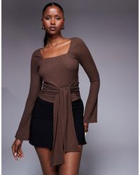 ASOS - Top texturé avec manches évasées et détail noué à la taille - marron - Lyst