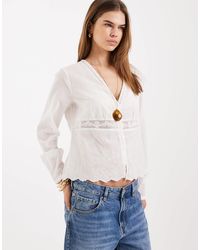 ONLY - Blouse courte à col en v et broderies fleuries - Lyst