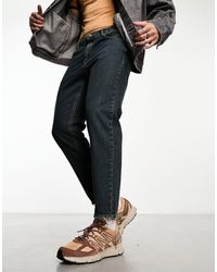 ASOS - – klassische jeans aus festem stoff mit dunkler vintage-tönung und ausgefranstem saum - Lyst