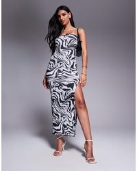 Missy Empire - Missy empire – anschmiegsames, trägerloses maxikleid mit schwarz-weißem zebramuster und hohem schlitz - Lyst