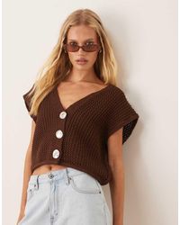 ASOS - Top Marrón Sin Mangas Con Botones Dorados Y Cuello De Pico De Punto Grueso De - Lyst