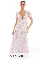 ASOS - Asos design tall - vestito lungo da damigella avvolgente con maniche con volant rosa chiaro con ricami e decorazioni - Lyst