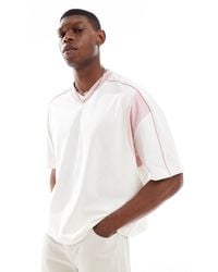 ASOS - T-shirt oversize coupe carrée avec col en v à empiècements contrastants - crème et rose - Lyst