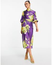 ASOS – plissiertes midi-freizeitkleid aus satin mit lila blumen-print, wasserfallausschnitt und puffärmeln