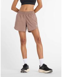 New Balance - Sport essential - short 5 pouces - marron - Lyst