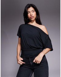 ASOS - Asymmetrische Top Van Gladde Stof Met Blote Schouder, Korte Mouwen En Getailleerd Detail - Lyst
