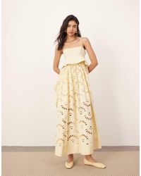 ARRANGE - Vestido Midi Amarillo Crema De Corte Imperio De Tirantes Con Bordado Inglés Y Detalle De Volantes En Contraste De - Lyst