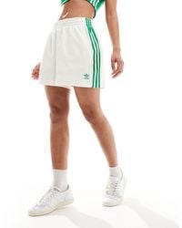 adidas Originals - Pantalones cortos hueso y verde - Lyst
