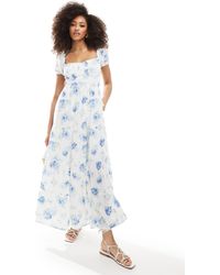 Hollister - Vestido largo blanco con estampado floral azul, pecho fruncido y espalda abierta - Lyst