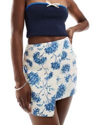 Abercrombie & Fitch - Jupe-short portefeuille courte en lin mélangé à fleurs - Lyst