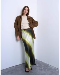 TOPSHOP - Falda Larga Verde De Corte Al Bies Con Patrón Degradado De Rayas De Satén De - Lyst