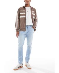 Wrangler - – larston – schmal zulaufende jeans mit schmalem schnitt - Lyst