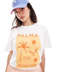 Pieces - T-shirt bianca con stampa "palma de mallorca" sul davanti - Lyst