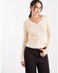 Miss Selfridge - Gilet avec bords en dentelle - beige - Lyst