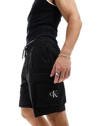 Calvin Klein - Pantaloncini cargo neri con etichetta - Lyst