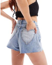 Miss Selfridge - Pantaloncini di jeans lavaggio chiaro con tasche a forma di cuore - Lyst